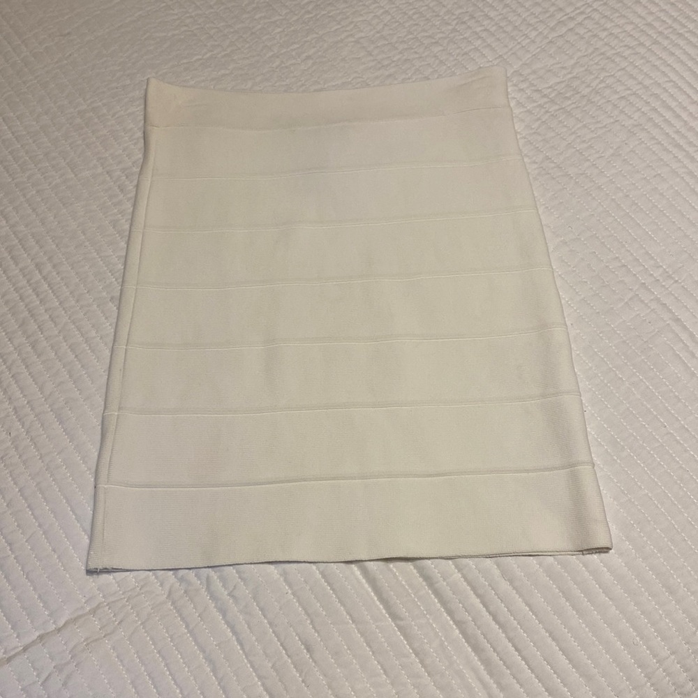 BCBG white fitted skirt